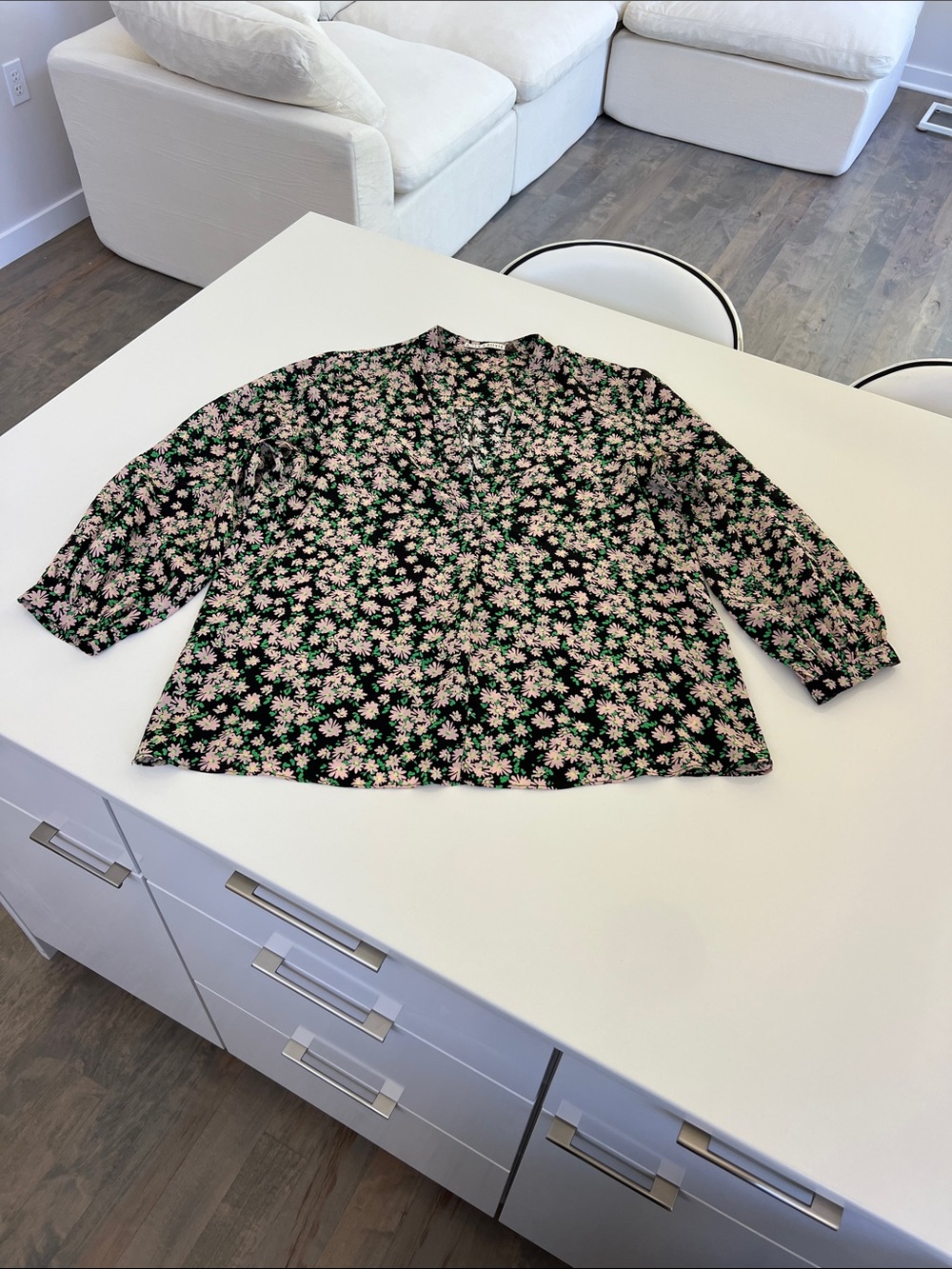 Alice + Olivia 100% silk floral print 3/4 length long sleeve v-neck blouse top M